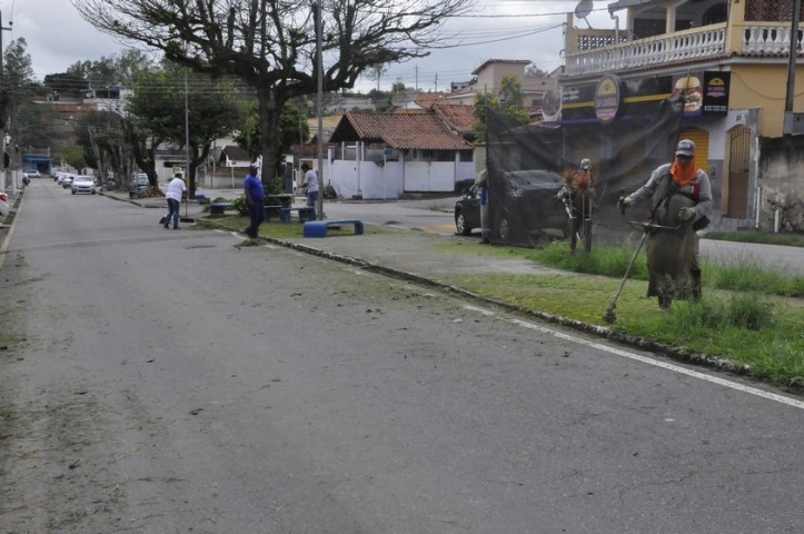 Prefeitura de Pinheiral chega com serviços de roçada e retirada de entulho em outros bairros