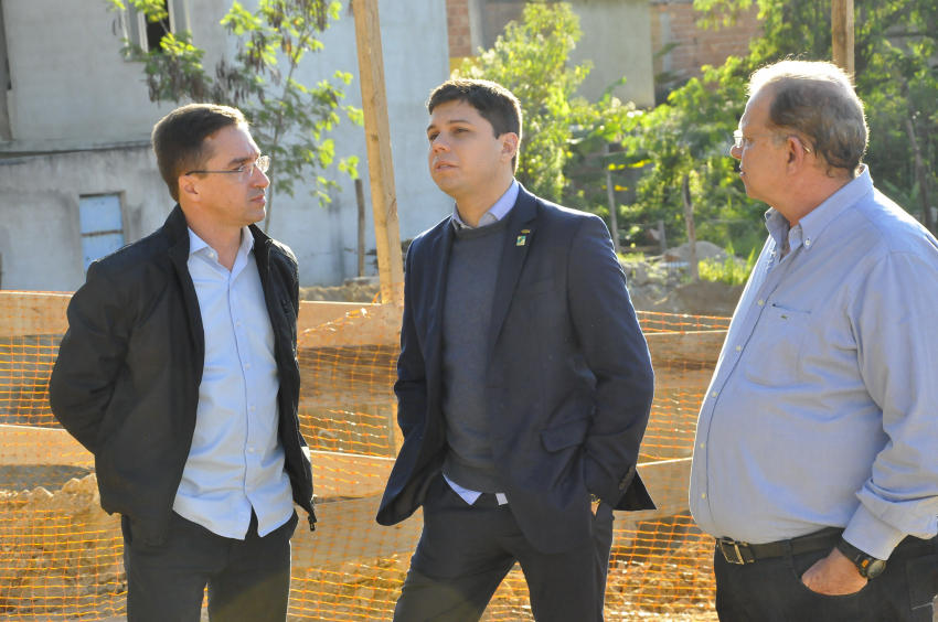 Prefeito, secretário de Estado e presidente da CEHAB visitam retomada das obras do conjunto habitacional do Parque Maíra