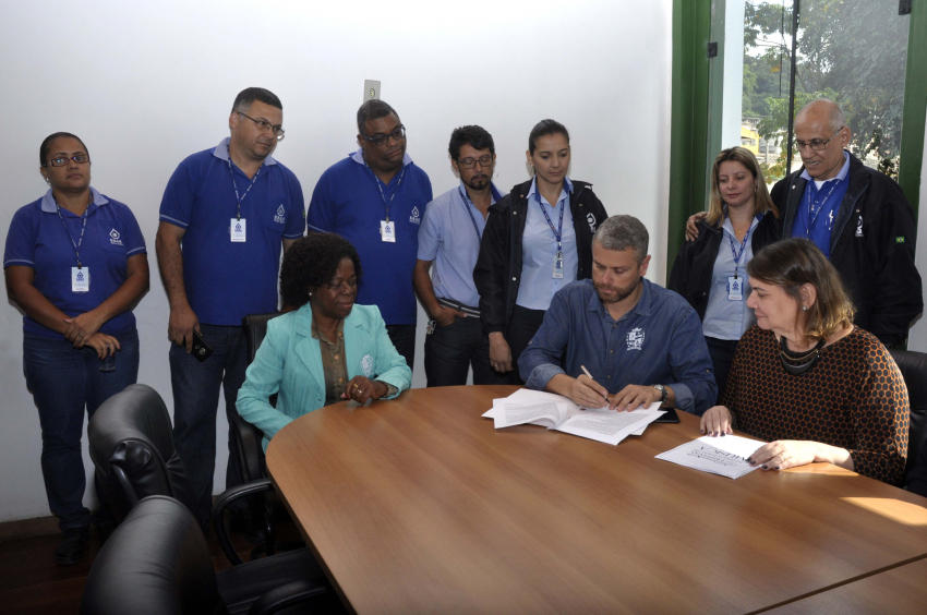 Prefeito Rodrigo Drable assina contrato que torna válido o concurso público do Saae-BM