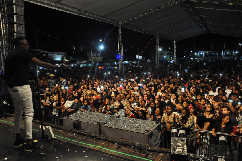 Mumuzinho leva milhares para show gratuito em 24 º aniversário de Pinheiral