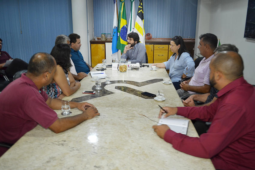 Samuca Silva orienta prioridade na obra do Campo do Siderlândia