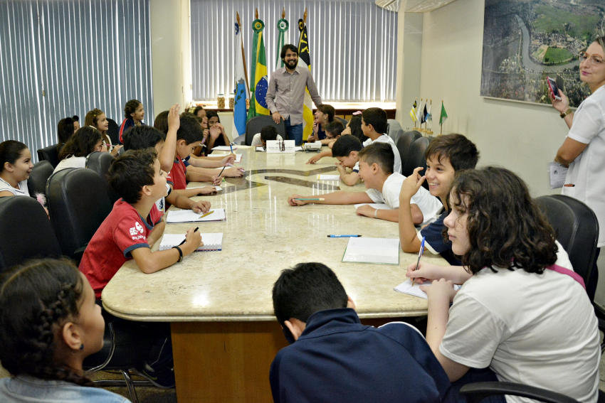 Estudantes do 5º Ano do Colégio Anglo Americano visitaram o gabinete do prefeito e conheceram um pouco do trabalho do Poder Executivo