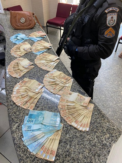 Policiais Militares fazem apreensão de dinheiro com mulher por suspeita de ser produto do tráfico de drogas