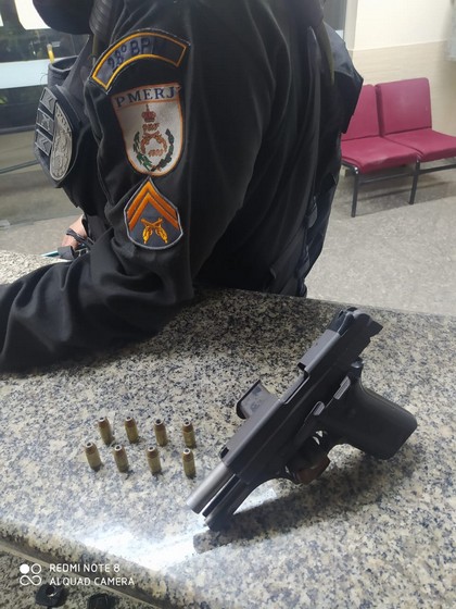 Policiais apreendem adolescente portando arma e munições em Volta Redonda