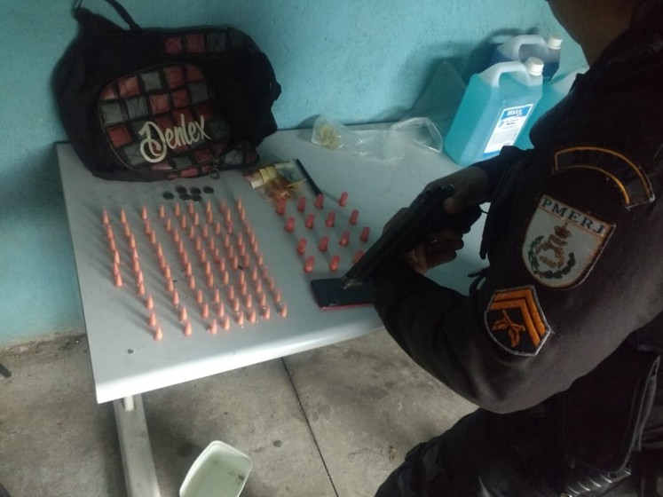 Após troca de tiros PM prede suspeito e apreende drogas em Volta Redonda