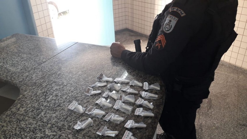 PM prende um suspeito com 22 pinos de cocaína em Volta Redonda