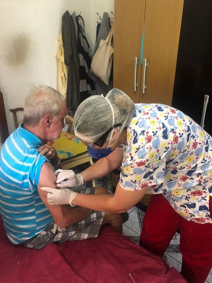 Vacinação domiciliar contra a gripe a idosos a partir dos 80 anos e pacientes acamados é realizada em Barra Mansa