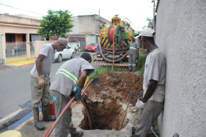 Prefeitura realiza manutenção em rede de esgoto de Pinheiral