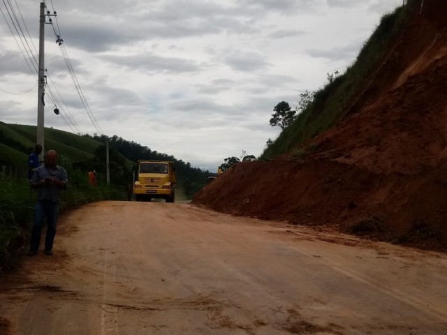 Chuvas provocam deslizamento de terra na estrada Colônia-Rialto