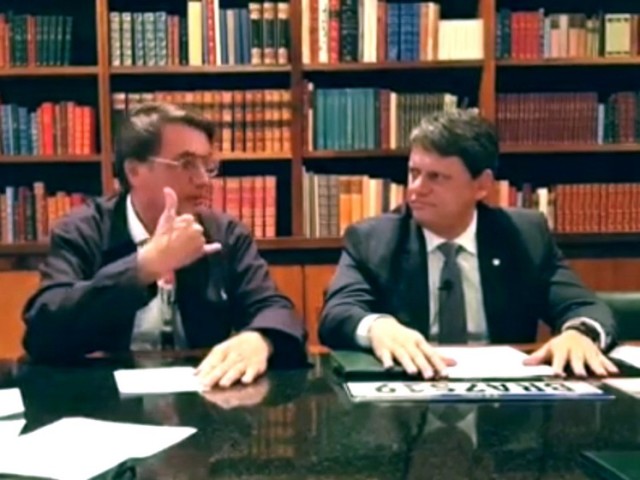 Presidente Jair Bolsonaro fala sobre pedágio em Barra Mansa durante uma live no Facebook