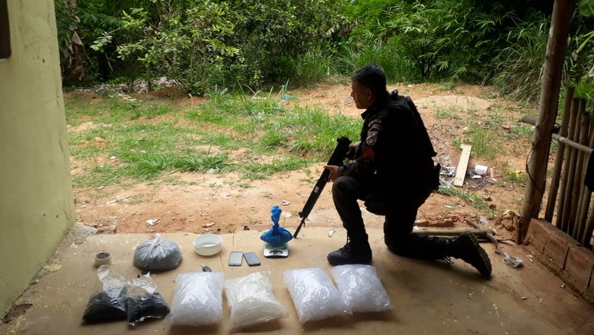 PM faz apreensão de dois mil pinos de cocaína em Barra Mansa