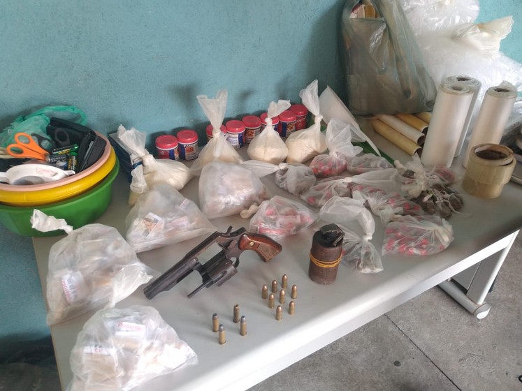 Materiais do tráfico foram apreendidos pela Polícia Militar no Morro do Urubu, no Bairro Santa Cruz em Volta Redonda