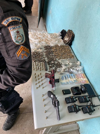 traficantes drogas e grande quantidade de munições foram apreendidos pela pm