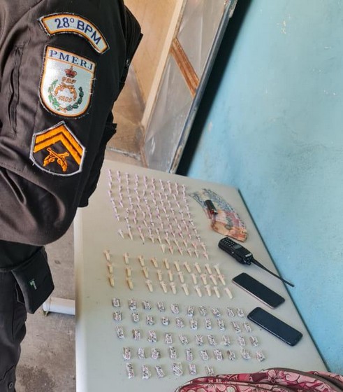 Jovem é preso por tráfico de drogas no beco das cobras no bairro Siderlândia em Volta Redonda