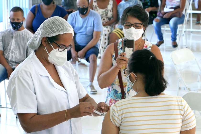 Prefeitura de Barra Mansa vacina pessoas com síndrome de Down contra Covid-19