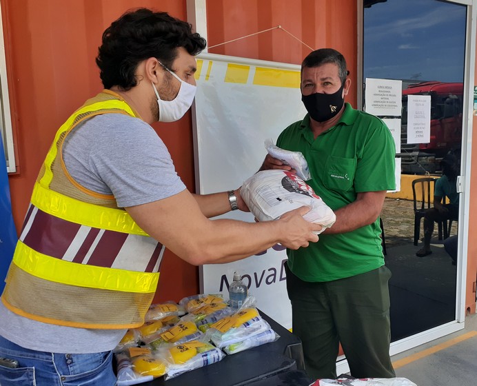 Instituto CCR e CCR NovaDutra entregam mais de 100 cestas básicas para caminhoneiros em Roseira (SP)