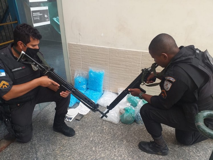 PM faz grande apreensão de materiais para embalagem de drogas no bairro Monte Castelo em Volta Redonda.