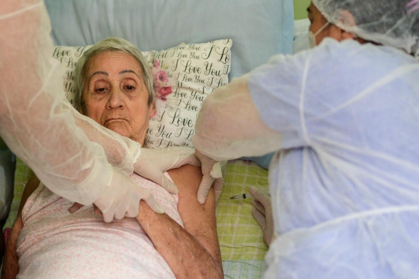 Barra Mansa vacina idosos acamados com mais de 60 anos