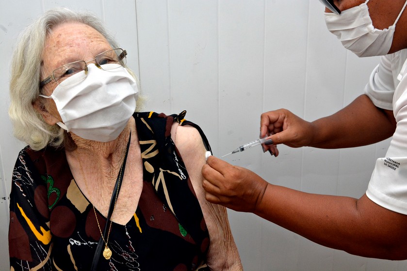 Covid-19: Idosos de 89 anos começam a ser vacinados em Volta Redonda