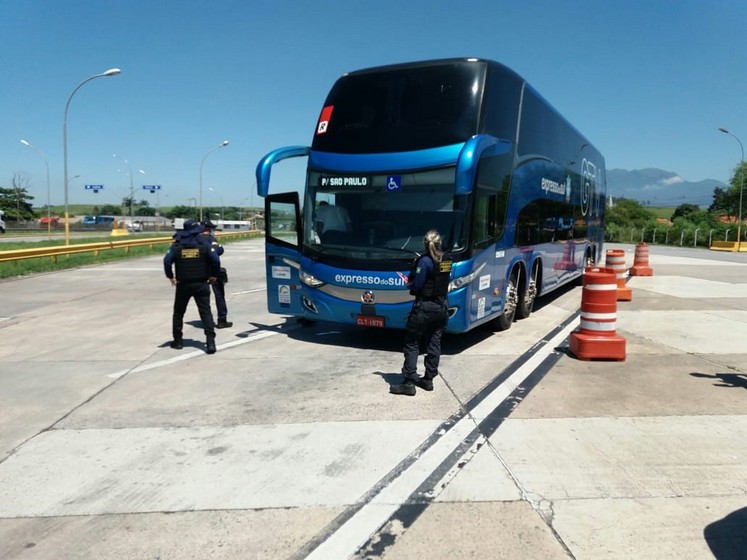 ‘Vou de cinto, em Resende (RJ), orienta mais de 450 passageiros de ônibus