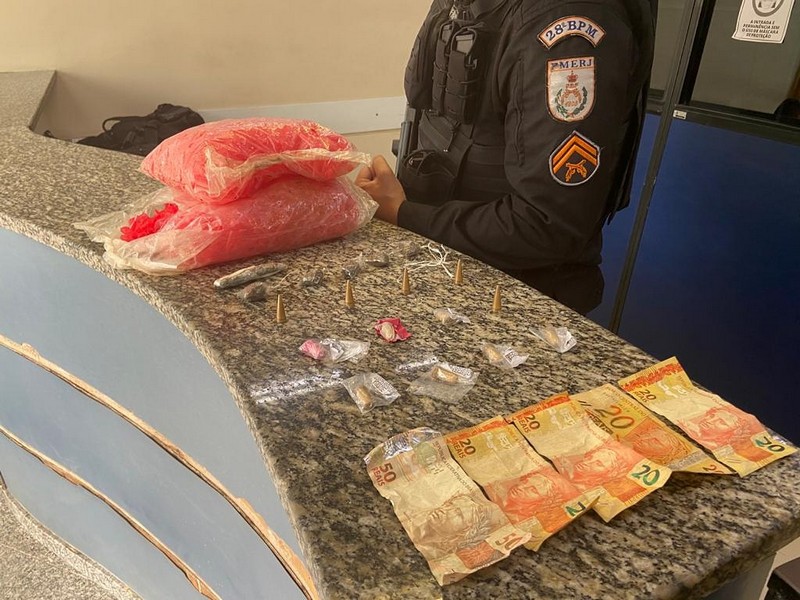 PM faz apreensão de adolescente por tráfico de drogas em Barra Mansa.