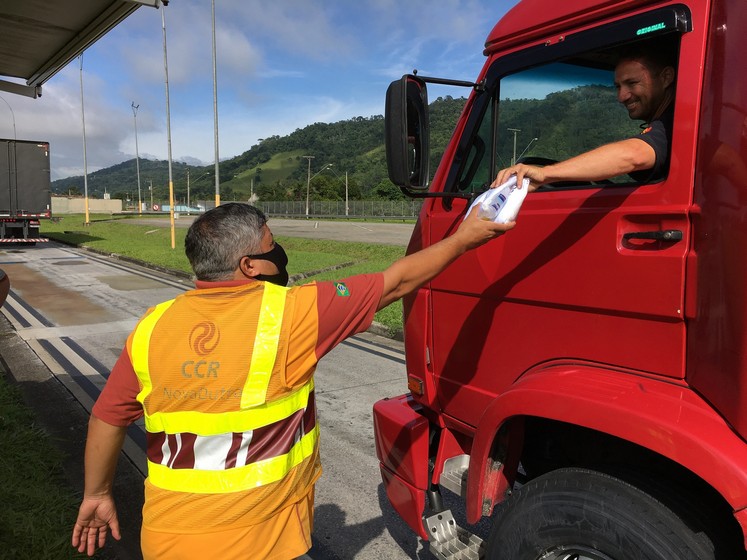 Caminhoneiros recebem kits de higiene da CCR NovaDutra