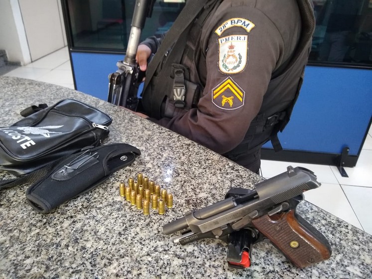 Um homem foi detido pela PM por porte de arma e munições no bairro Vila Brasília em Volta Redonda