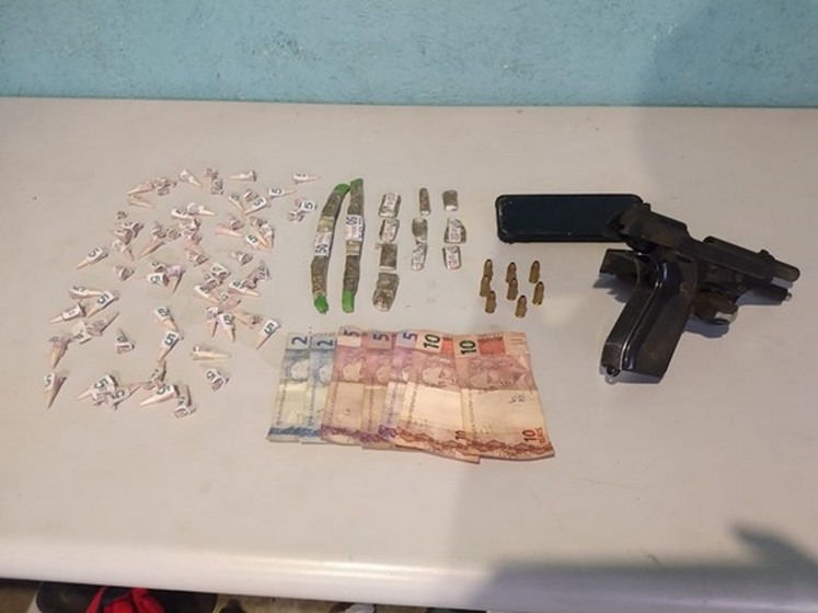 Dois suspeitos foram detidos pela PM por tráfico de drogas e porte ilegal de arma no bairro Siderlândia em Volta Redonda.
