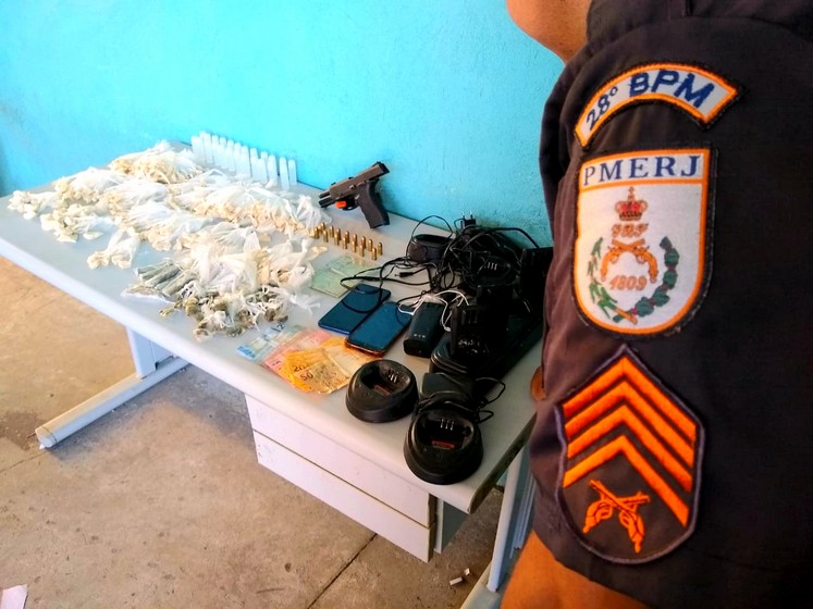 PM faz apreensão de seis suspeitos, arma e munições e farto materiais do tráfico no bairro Vale Verde em Volta Redonda