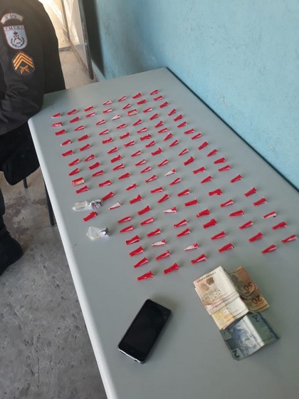 Apreensão de suspeito de tráfico de drogas no bairro São Carlos em Volta Redonda