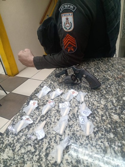 Jovem é detido pela PM com drogas e arma no bairro recanto do Sol em Barra Mansa