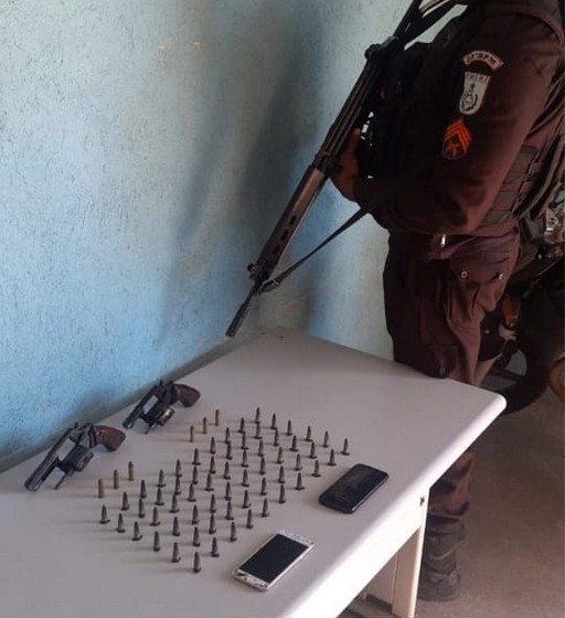Quatro suspeitos foram detidos pela PM por tráfico de drogas e porte ilegal de armas no bairro minerlândia em Volta Redonda