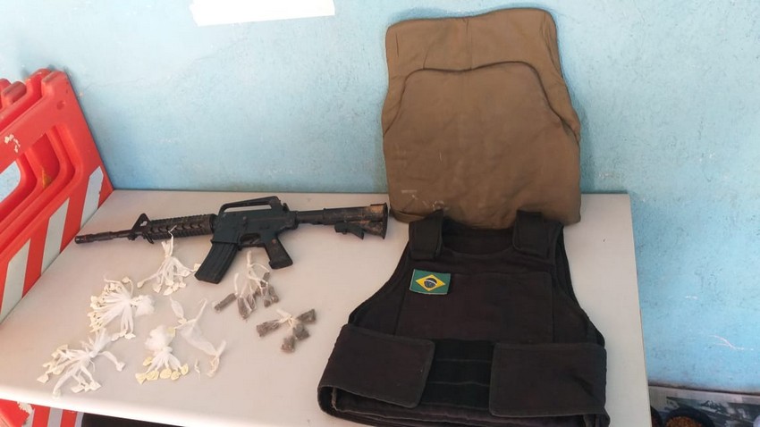 PM prende suspeito do tráfico com materiais entorpecentes e réplica de fuzil no bairro Retiro em Volta Redonda