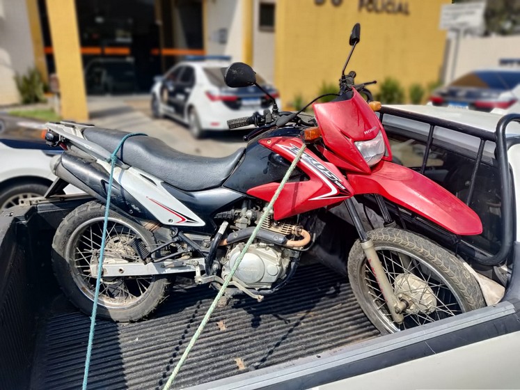 Homem reconhece sua moto roubada há quatro anos em Itaguaí