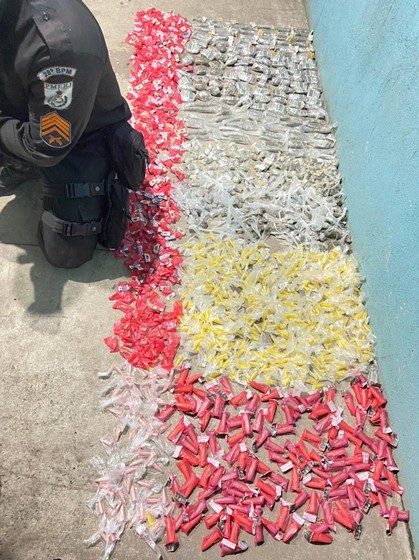 PM apreende 1010 pinos de cocaína no bairro Roma em Volta Redonda
