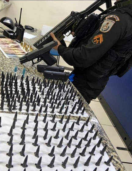 Armas e drogas são apreendidas pela PM no bairro Siderlândia em Barra Mansa