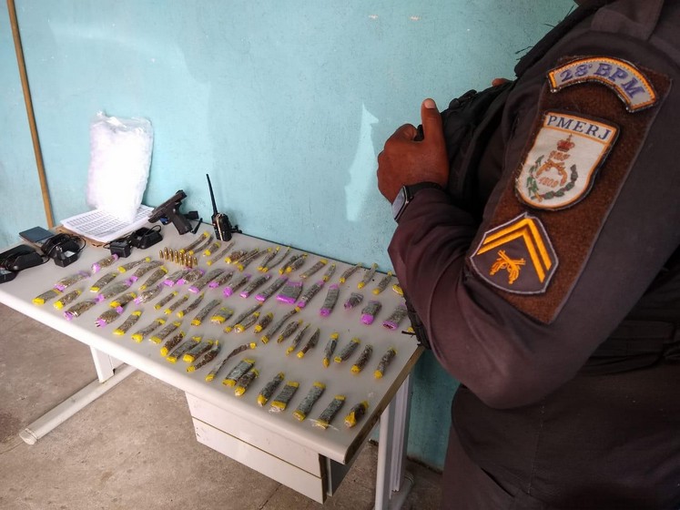 Dois são presos pela PM por tráfico de drogas e porte ilegal de arma no bairro Dom Bosco em Volta Redonda.