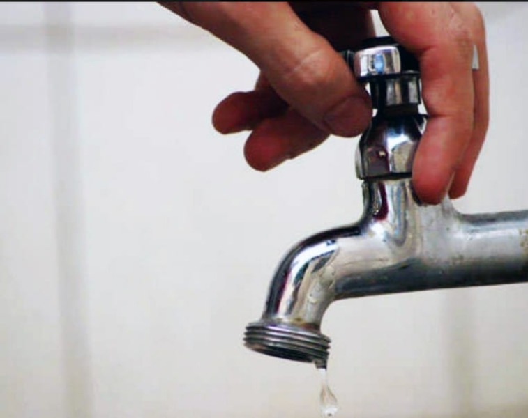 Rompimento de adutora interrompe fornecimento de água em vários bairros de Itatiaia