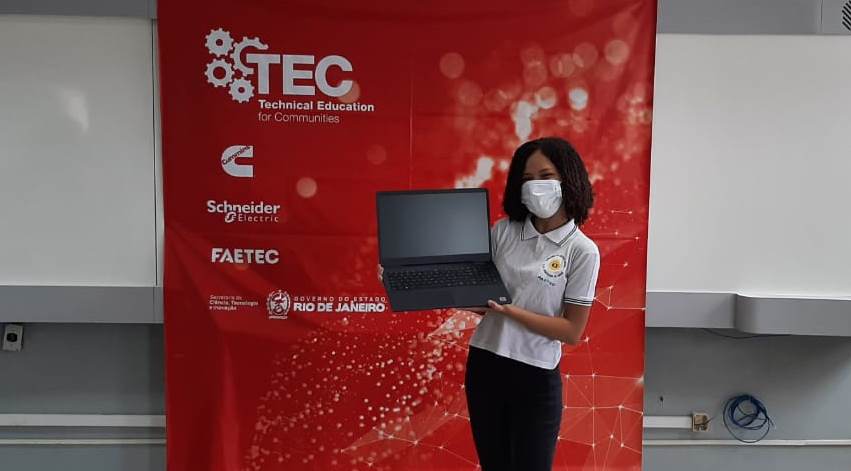 Crédito: Divulgação Faetec: alunos recebem notebooks para realizar atividades remotas (Divulgação)