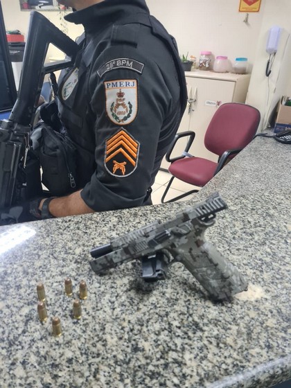 Dois suspeitos do comando vermelho atacam PMs com disparos de armas de fogo no bairro Dom Bosco em Volta Redonda