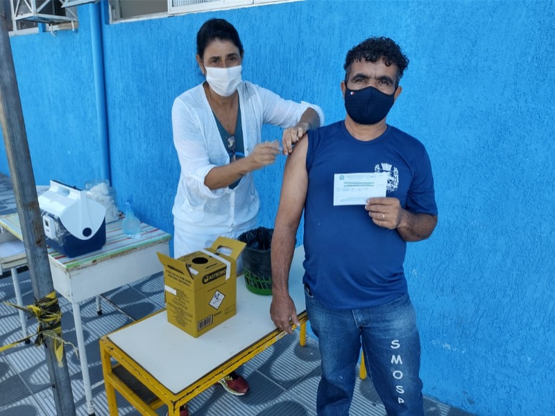 Itatiaia imuniza 114 profissionais da limpeza urbana, com a primeira dose contra a Covid-19