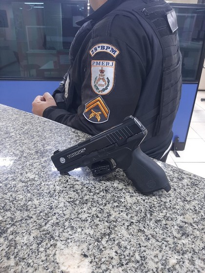 Homem é detido com replica de arma de fogo em Volta Redonda