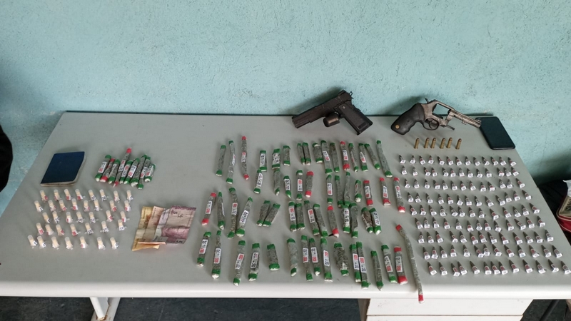 Policia Militar prende 03 suspeitos, arma de fogo e drogas  no Belmonte em Volta Redonda