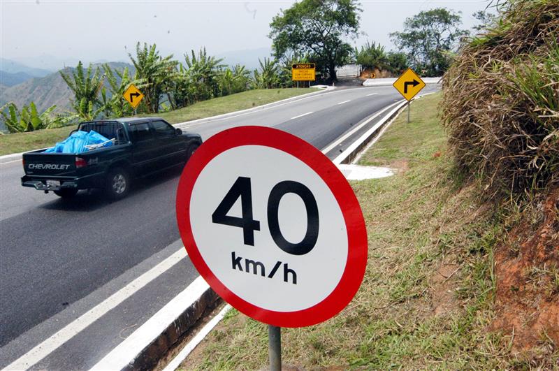 Serviços de manutenção de pavimento e pintura de faixas exigem interdição da pista de descida da Serra das Araras (RJ), na via Dutra