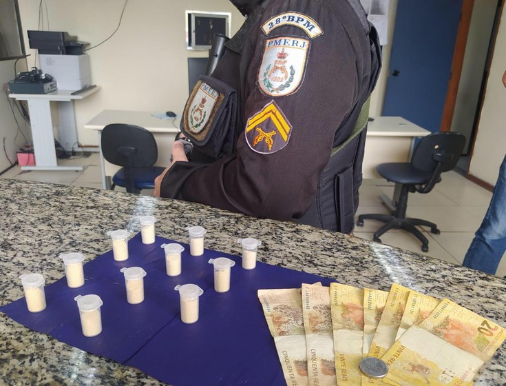 PM apreende adolescente com drogas no bairro Cruzeiro em Pinheiral