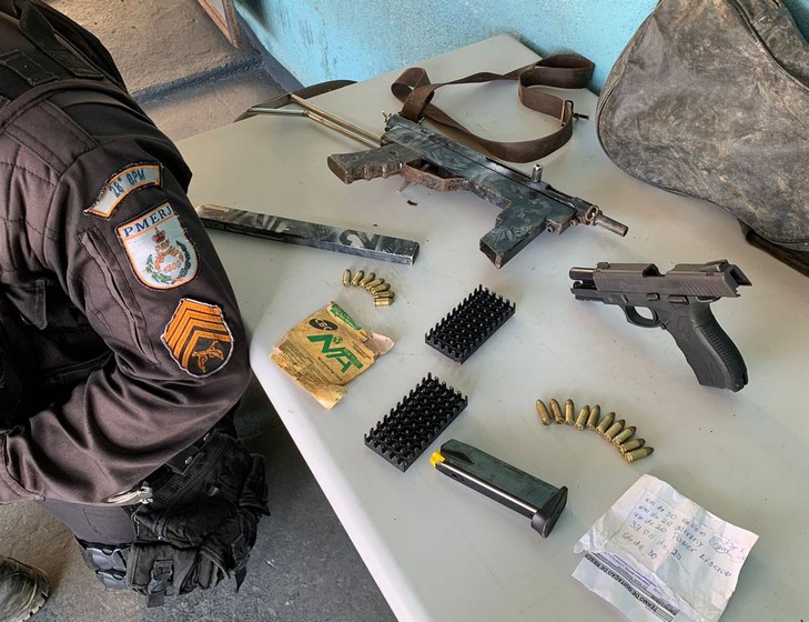 PM apreende armas e materiais do tráfico no bairro Santo Agostinho em Volta Redonda