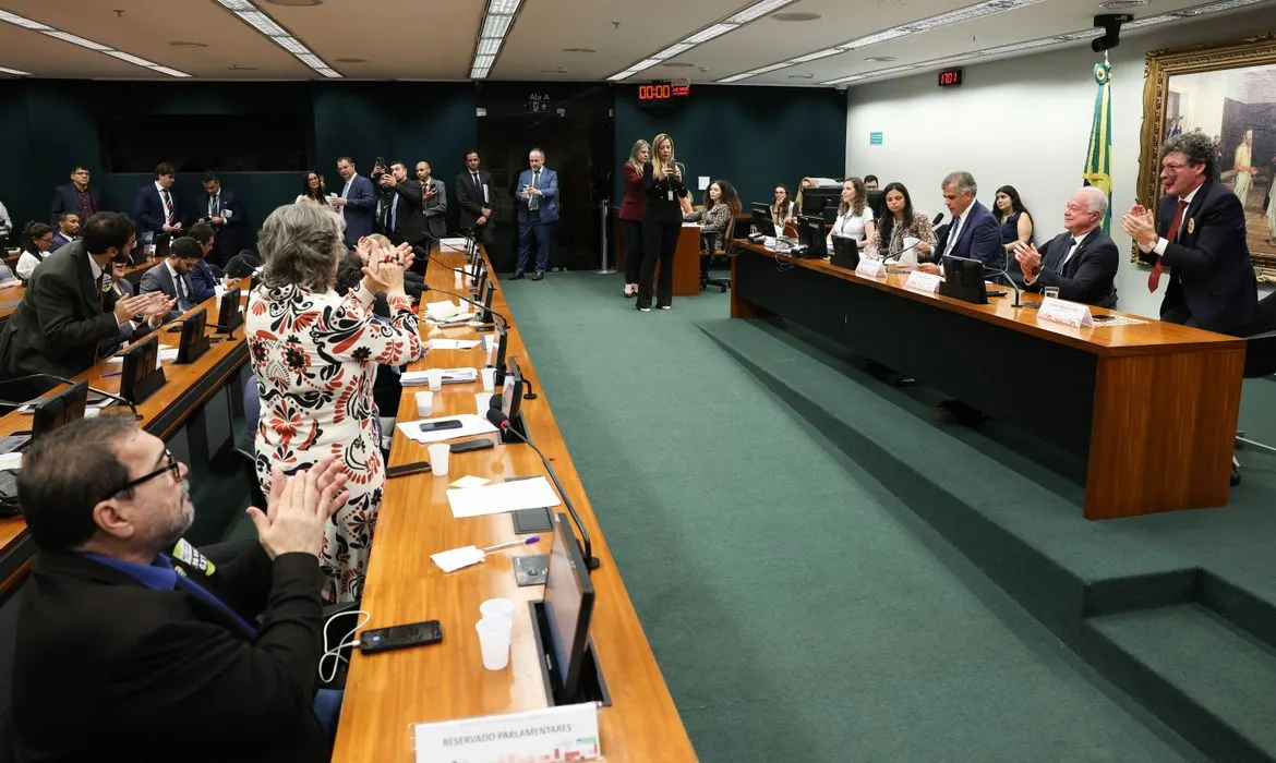 CCJ aprova admissibilidade de propostas que acabam com escala 6x1
