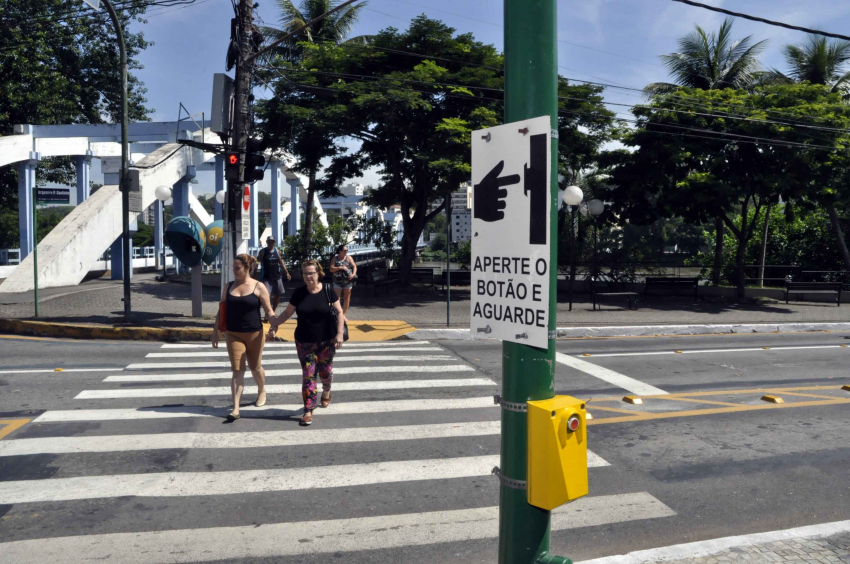 Semáforo para pedestre com botoeira na Avenida Beira Rio