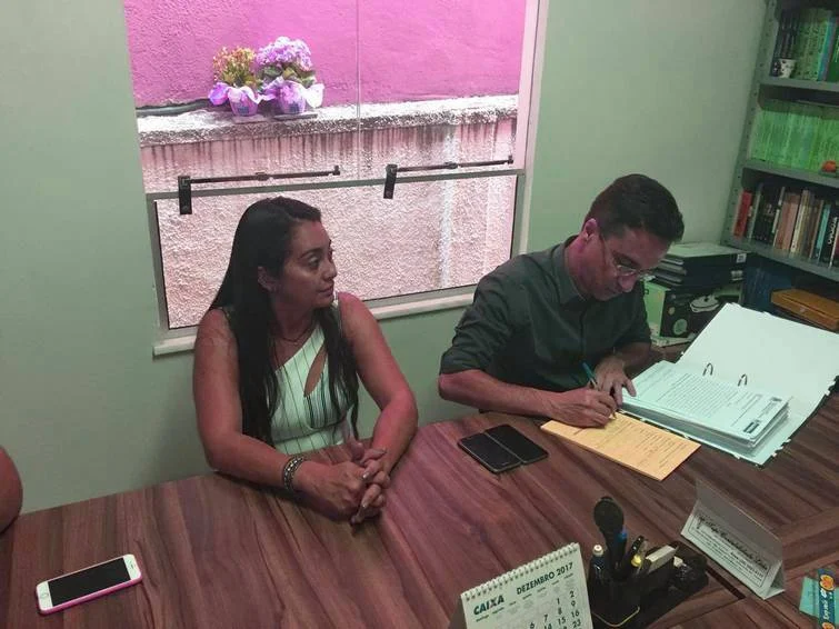 Prefeito protocolando projeto final do Cartrio de Pinheiral 1