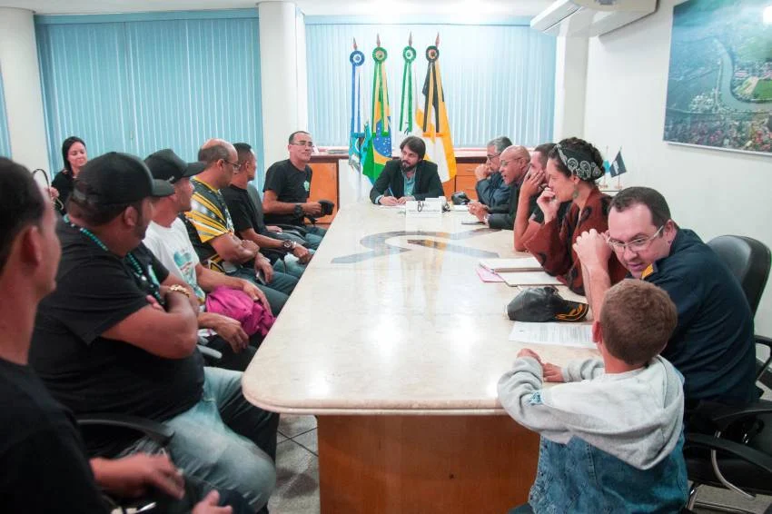 Prefeito Samuca Silva se reúne com equipes de  pipeiros de Volta Redonda